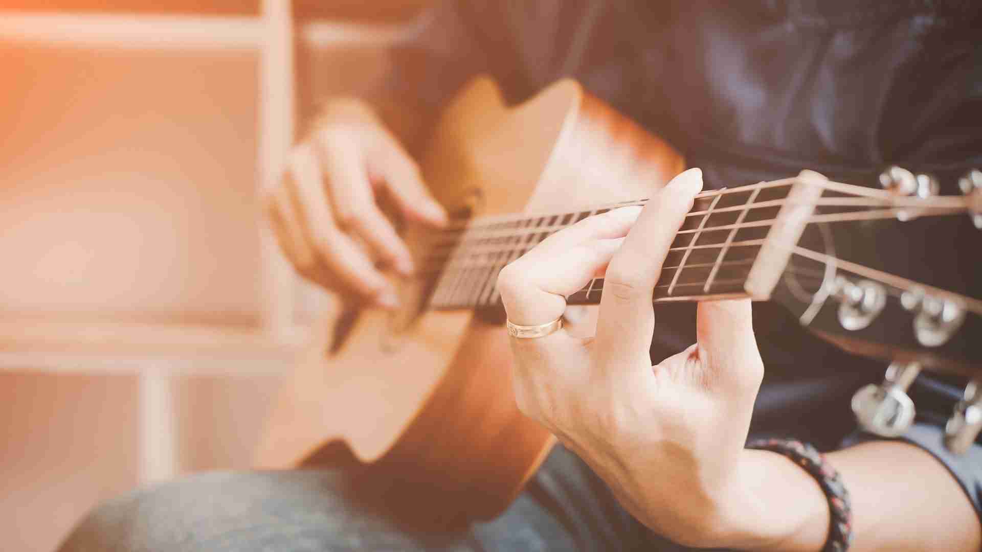 Kostenlose Akustikgitarren Akademie – 1 Jahr Gratis